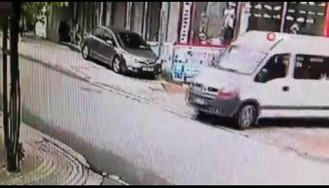 Minibüse çarpmamak için yaşlı adamı elektrik direğine sıkıştırdı