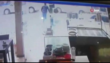 Sokak ortasında uçan tekmeli meydan kavgası