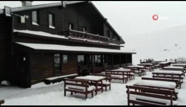 Bursa Uludağ'a Nisan karı yağdı! Arap turistler kızak kaydı