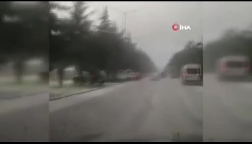 Doluya yakalanan sürücüler, araçlarını ağaç altlarına sürdü