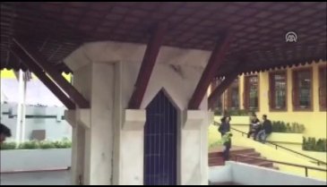 Bursa'da cami şadırvanından patileriyle su içen kedi görenlerin ilgi odağı oldu