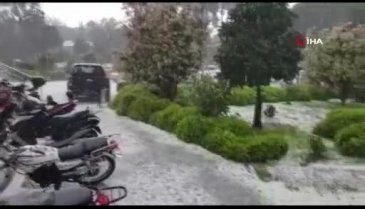 Şiddetli dolu yağışı ilçeyi beyaza bürüdü
