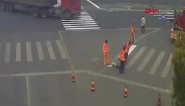 TIR'dan kopan çift tekerlek işçinin üzerinden geçti