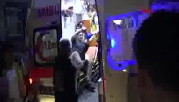 Bursa'da 3 kişiyi bıçakladı! Mahalleli linç ediyordu