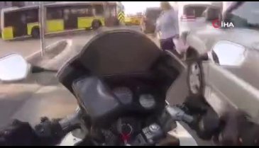 Dikkatsiz kadın, motosikletin altında kalmaktan son anda kurtuldu