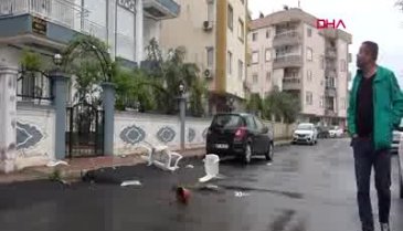 Sinir krizi geçirdi, eşyaları balkondan attı!