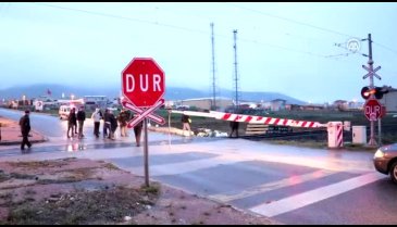 Trenin vagonuna çarpan otomobil sürücüsü can verdi!