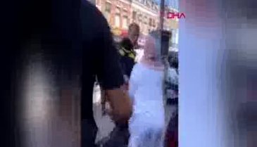 Hollanda polisi başörtülü kadını tekmeleyip yumrukladı!