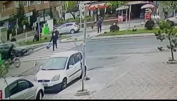 Yaya geçidinde feci kaza: Metrelerce uçtu