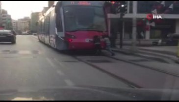 Bursa'da tramvayın arkasına tutunup metrelerce kaydılar