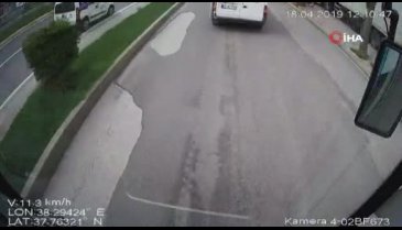 Minibüs şoförü ile yolcu arasındaki kavga kameraya yansıdı
