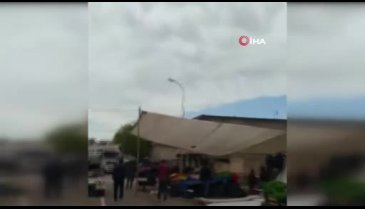 Freni boşalan TIR semt pazarına daldı