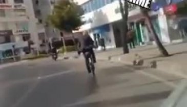 Tunç Soyer, bisikletiyle işe giderken görüntülendi