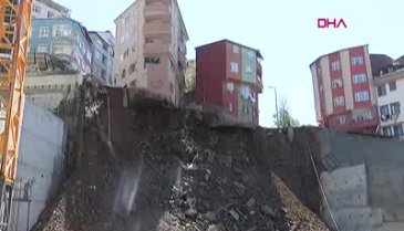 İnşaat alanının destek duvarının çökme anı!
