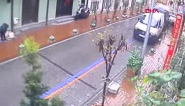 Bursa'da çocuklar, yağmurda ıslanan köpeği montla ısıttı