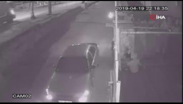 Otomobili durdurmak isterken belini kırdı