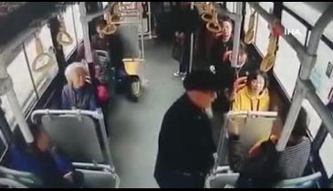 Kendisine yer vermeyen kadının kucağına oturup defalarca tokatladı