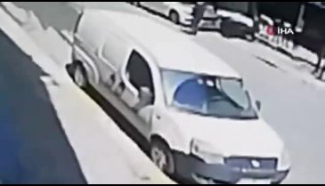 Çaldığı araçla yayaya çarptı! İşte o anlar...