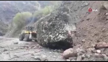 Onlarca tonluk kaya parçası ulaşıma engel oldu