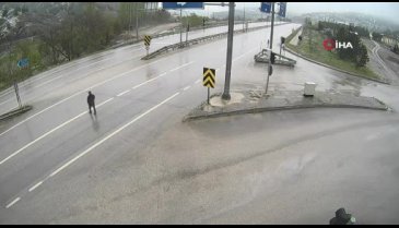 TIR'ın altında kalmaktan son anda kurtuldu