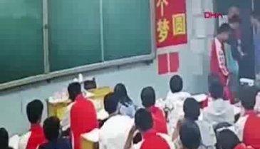 Derste yemek yiyen öğrencileri tekme tokat dövdü