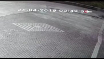 İşe gitmek için araç bekleyen inşaat işçisi otomobilin altında can verdi