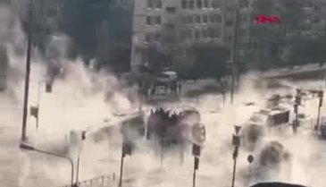 Sıcak su hattı patladı, yol çöktü! Mahsur kalanlar var