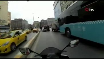 Motosikletli, el arabalı adama böyle çarptı!