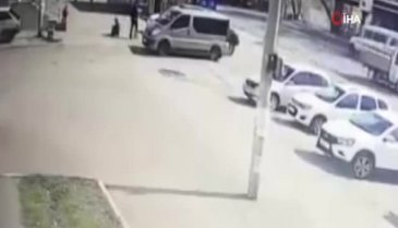 Ayakkabılarının bağcıklarını bağlarken aracın altında kaldı