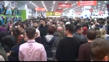 Bursa'da teknoloji ürünleri satan mağazanın açılışı izdihama sebep oldu