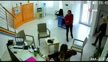 Anaokulunda çocukların gözü önünde tekme tokat kavga ettiler