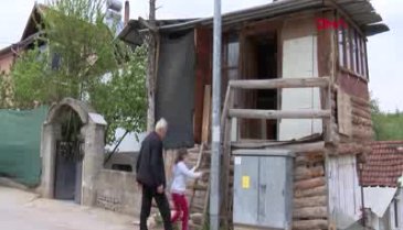 Bursa'da hem kemençe yapıyor hem çalıyor