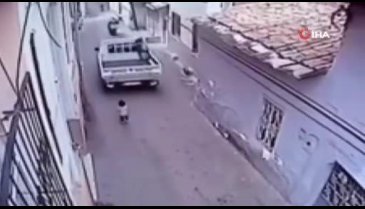 Kamyonetin altında kalan 2 yaşındaki çocuk öldü