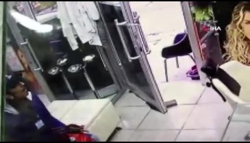Broşür bırakma bahanesiyle kasayı boşalttı