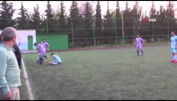 Sahada yumruk ve tekmeler havada uçuştu