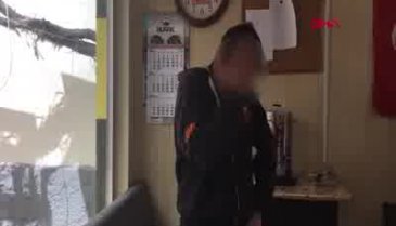 Genç kızı takip eden tacizciyi dövdüler
