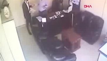 Tabancalı saldırgana yaralı halde böyle direndi!