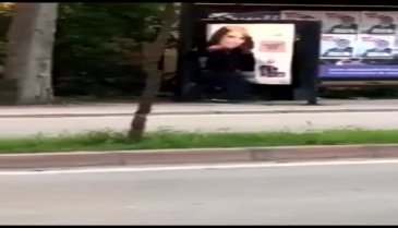 Sosyal medyada hızla yayıldı! Otobüs durağına tecavüz etti