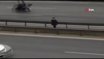 Trafiğe aldırmadı canını hiçe saydı