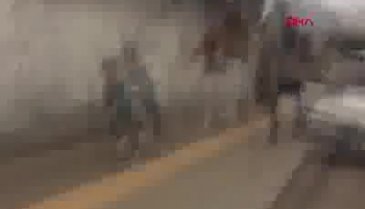 Eşi ve çocuğuna yolda şiddet uyguladı
