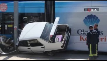 Hurdaya dönen araçtan sağ çıktı! Sürücünün yaptığı şaşkınlık yarattı