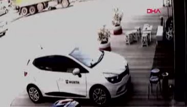TIR sürücüsünün kamyonun altında kalma anı kamerada
