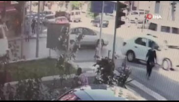 Yolun karşına geçmek isterken canından oluyordu