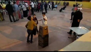 Tavana yapışan balonu almaya çalışan çocuklardan gülümseten görüntü