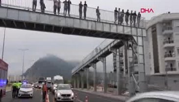 Yolda kulaklıkla yürüdüğü öne sürülen kadın TIR'ın altında kalarak öldü