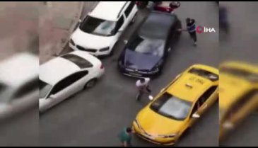 Tekme ve yumruklu kavga kamerada