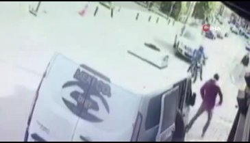Motosikletin minibüsün altına girdiği feci kaza!