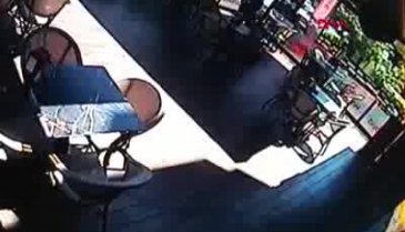 Otomobilin kafe bahçesine girmesi kamerada