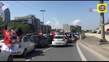 Trafikte tehlikeli mezuniyet sevinci