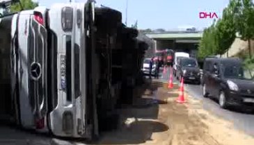 İşlek yolda TIR devrildi!
